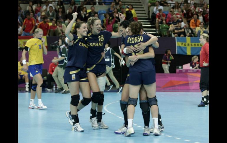 Las jugadoras de España celebran su victoria ante Suecia, en el partido del torneo olímpico. EFE  /