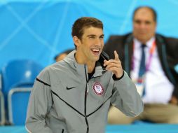 Michael Phelps de EU, durante la ceremonia de premiación de la prueba de natación de 100 metros estilo mariposa varonil.XINHUA  /