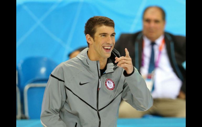 Michael Phelps de EU, durante la ceremonia de premiación de la prueba de natación de 100 metros estilo mariposa varonil.XINHUA  /