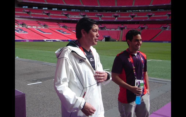 En la imagen, el técnico Luis Fernando Tena tras dirigir el entrenamiento previo al duelo de mañana sábado. EL UNIVERSAL  /