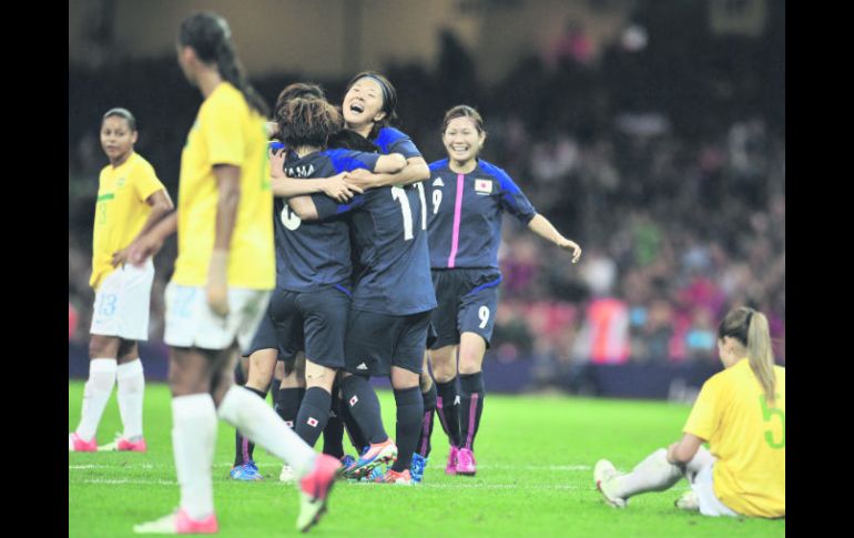 Las dos caras. Las jugadoras japonesas festejan el segundo gol, ante la tristeza de las brasileñas.  /