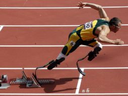 Óscar Pistorius en su salida de los 400 metros planos. EFE  /