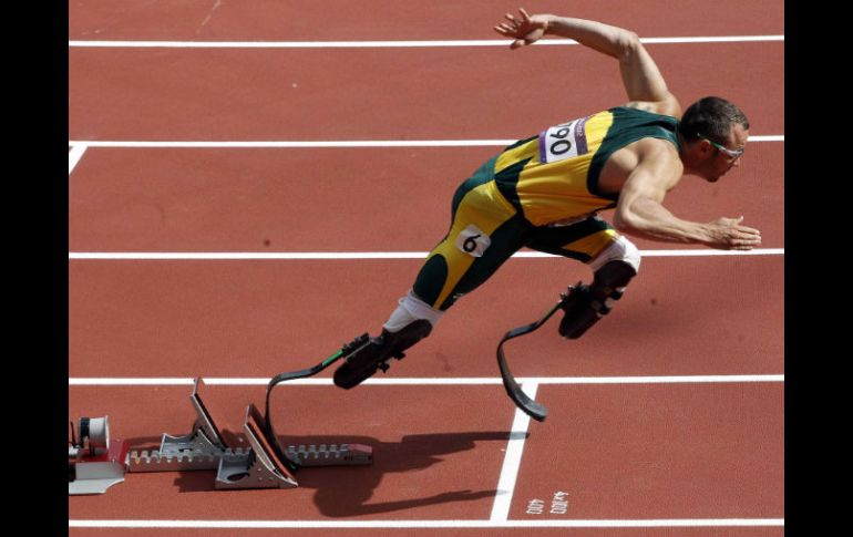 Óscar Pistorius en su salida de los 400 metros planos. EFE  /