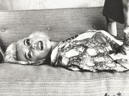 Marilyn en la fotografía titulada El sofá, por George Barris. ARCHIVO  /