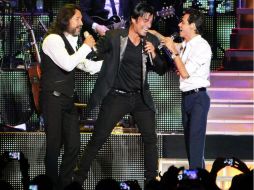 Marc Anthony, Chayanne y Marco Antonio Solís, cantando juntos en el American Airlines Arena de Miami. EFE  /