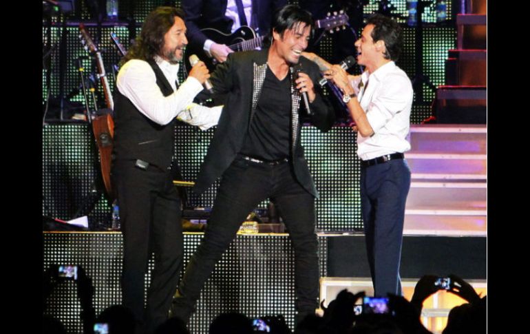 Marc Anthony, Chayanne y Marco Antonio Solís, cantando juntos en el American Airlines Arena de Miami. EFE  /