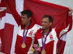 La pareja campeona celebra con la bandera de Dinamarca en el podio de Londres 2012. REUTERS  /