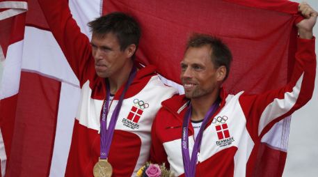 La pareja campeona celebra con la bandera de Dinamarca en el podio de Londres 2012. REUTERS  /