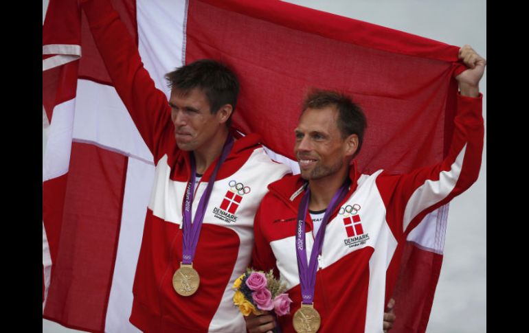 La pareja campeona celebra con la bandera de Dinamarca en el podio de Londres 2012. REUTERS  /