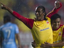 Joel Huiqui (izq) y Jefferson Montero (der) celebran uno de los goles del Morelia. NOTIMEX  /