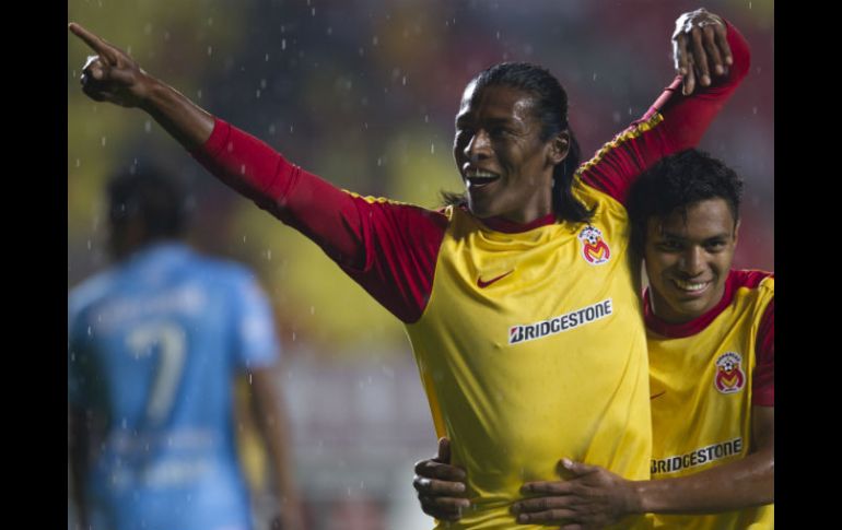 Joel Huiqui (izq) y Jefferson Montero (der) celebran uno de los goles del Morelia. NOTIMEX  /