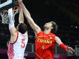 Pau Gasol defiende en la pintura a Timofey Mozgov. EFE  /