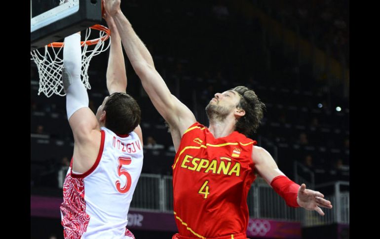 Pau Gasol defiende en la pintura a Timofey Mozgov. EFE  /