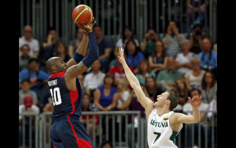 Kobe Bryant ensaya un disparo ante la dura quinteta lituana. REUTERS  /