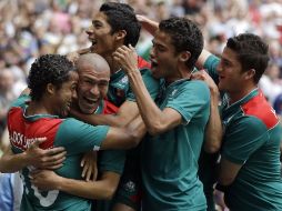 Los seleccionados festejan el gol de Jorge Enriquez (2do. desde izq.).  AP  /