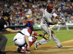 Justin Upton (der) de Diamondbacks de Arizona durante el juego disputado contra Filis de Filadelfia, a quienes vencieron por 4-2. AP  /