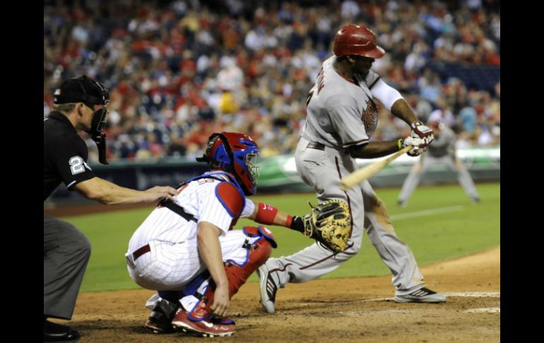 Justin Upton (der) de Diamondbacks de Arizona durante el juego disputado contra Filis de Filadelfia, a quienes vencieron por 4-2. AP  /