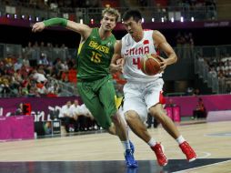 Jinhui Ding (der) pasa con la bola al brasileño Tiago Splitter. REUTERS  /