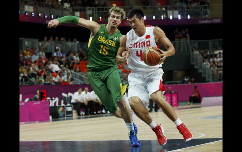 Jinhui Ding (der) pasa con la bola al brasileño Tiago Splitter. REUTERS  /