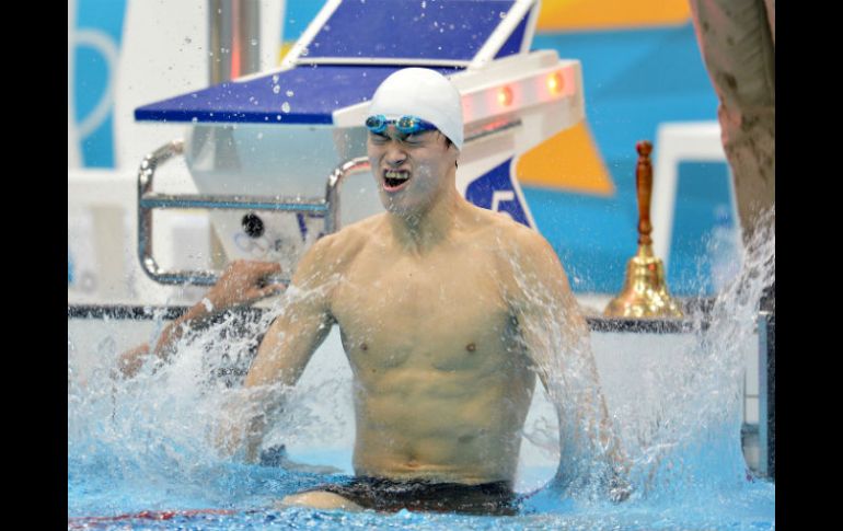 Sun Yang festeja su triunfa acabada la competición. AFP  /