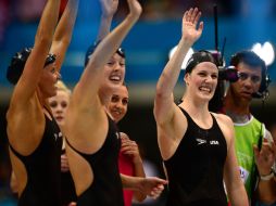 Las nadadoras estadounidenses celebran la medalla. AFP  /