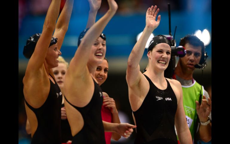 Las nadadoras estadounidenses celebran la medalla. AFP  /