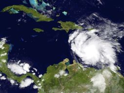 La tormenta viaja con rachas de 100 kilómetros por hora y se desplaza a 33 kilómetros por hora al oeste. EFE  /