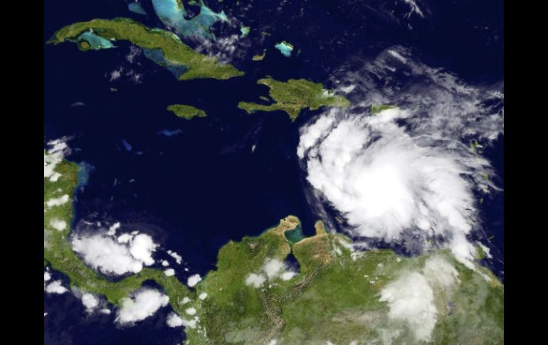 La tormenta viaja con rachas de 100 kilómetros por hora y se desplaza a 33 kilómetros por hora al oeste. EFE  /