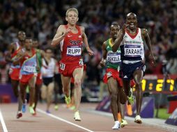 Farah (D), Tariku Bekele (C), y Galen Rupp (I), encabezan la lista del triunfo en la competencia de atletismo. AP  /