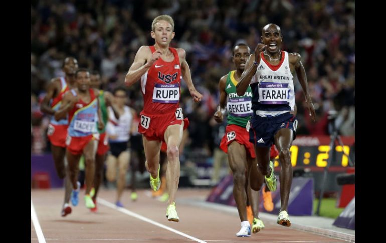 Farah (D), Tariku Bekele (C), y Galen Rupp (I), encabezan la lista del triunfo en la competencia de atletismo. AP  /