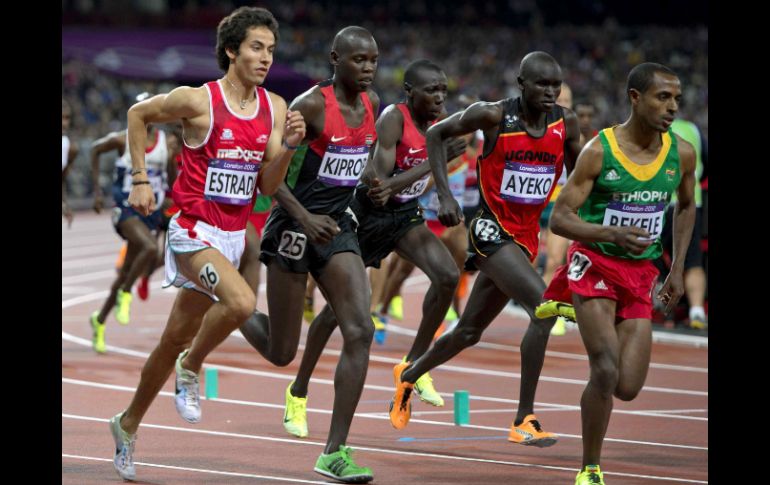 Diego Estrada (I) en la prueba de los 10 mil metros varonil, durante los Olimpicos de Londres 2012. MEXSPORT  /