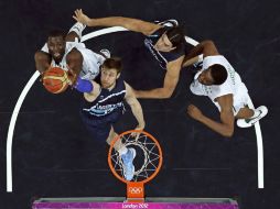 Olumide Oyedeji (I) toma el rebote de  Andres Nocioni (2I) y Luis Scola (2D) con Ike Diogu (D) mirando. REUTERS  /