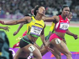 Esfuerzo. Shelly-Ann Fraser-Pryce cruza la meta, seguida por Carmelita Jeter. AP  /