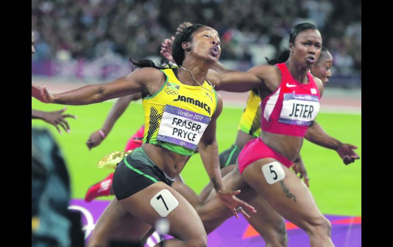 Esfuerzo. Shelly-Ann Fraser-Pryce cruza la meta, seguida por Carmelita Jeter. AP  /