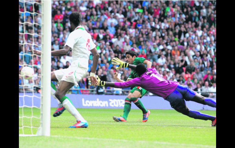 En ventaja. El volante de Cruz Azul, Javier Aquino, empuja el balón al fondo de las redes para marcar el segundo gol de México. EFE  /