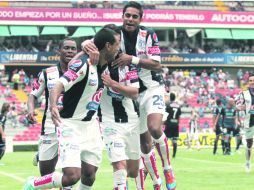 El defensa paraguayo del Pachuca, Paulo da Silva celebra su anotación que le dio los tres puntos al conjunto de Hidalgo. STRAFFON  /