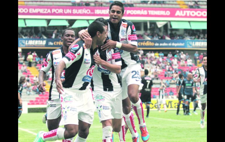 El defensa paraguayo del Pachuca, Paulo da Silva celebra su anotación que le dio los tres puntos al conjunto de Hidalgo. STRAFFON  /