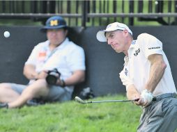 Sálvela. Jim Furyk sale de una trampa de arena, durante la tercera ronda. AP  /