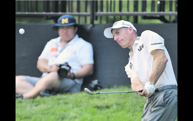 Sálvela. Jim Furyk sale de una trampa de arena, durante la tercera ronda. AP  /