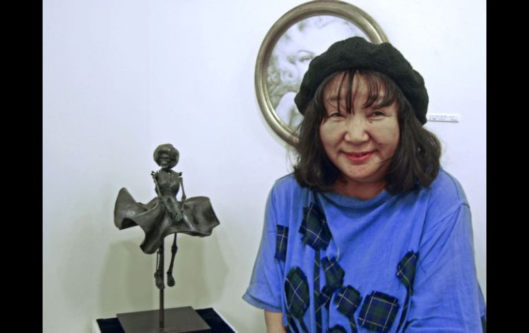 La artista Yoeshiko Maezawa junto a su obra Jealousy. EFE  /