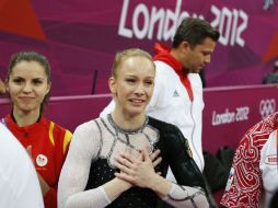 Sandra Izbasa, al borde del llanto tras saberse con la presea dorada en el cuello. AFP  /