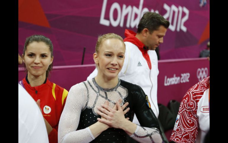 Sandra Izbasa, al borde del llanto tras saberse con la presea dorada en el cuello. AFP  /