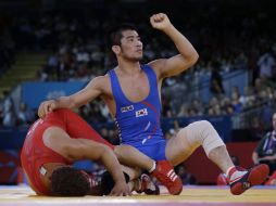 Balart es derrotado sorpresivamente por el surcoreano Choi Gyujin (de azul) y deberá buscar el bronce vía repechaje. AP  /