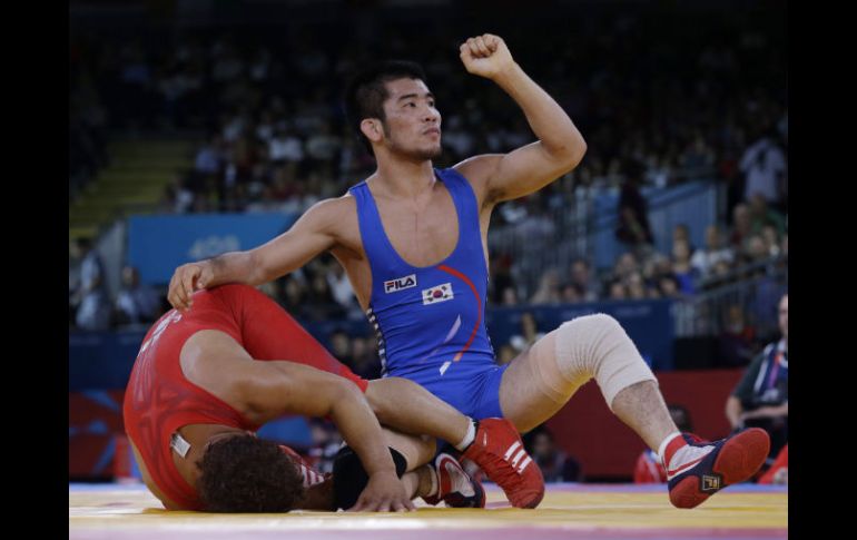 Balart es derrotado sorpresivamente por el surcoreano Choi Gyujin (de azul) y deberá buscar el bronce vía repechaje. AP  /