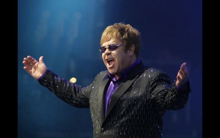 Elton John cambió por completo; superó adicciones y problemas de autoestima y ahora es uno de los cantantes más exitosos. ARCHIVO  /