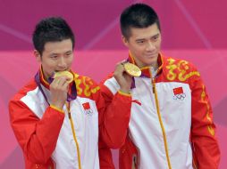 Haifeng y Yun se cuelgan la presea dorada al derrotar a los danese Boe y Mogensen en el dobles varonil de Londres 2012. XINHUA  /