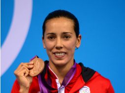 Laura con una sonrisa sostiene su medalla de bronce. EFE  /