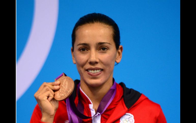 Laura con una sonrisa sostiene su medalla de bronce. EFE  /