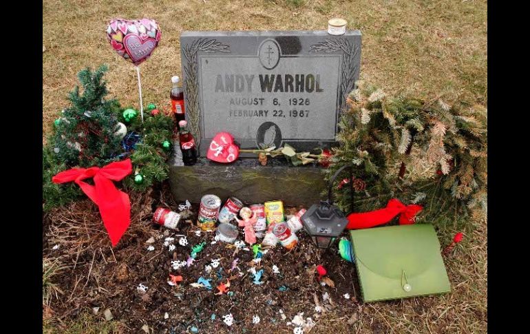 A la tumba de Andy Warhol todavía llegan testimonios de admiración. EFE  /