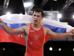 Vlasov, con la bandera rusa celebrando el oro. AP  /